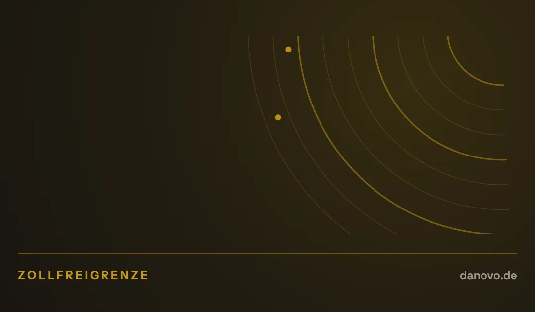 Abstrakte Grafik in Dunkelbraun und Gold im DaNovo-Design, Symbolbild zum Thema Wegfall der Zollfreigrenze für Pakete
